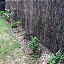 Création d'une clôture rigide avec brande de bruyère